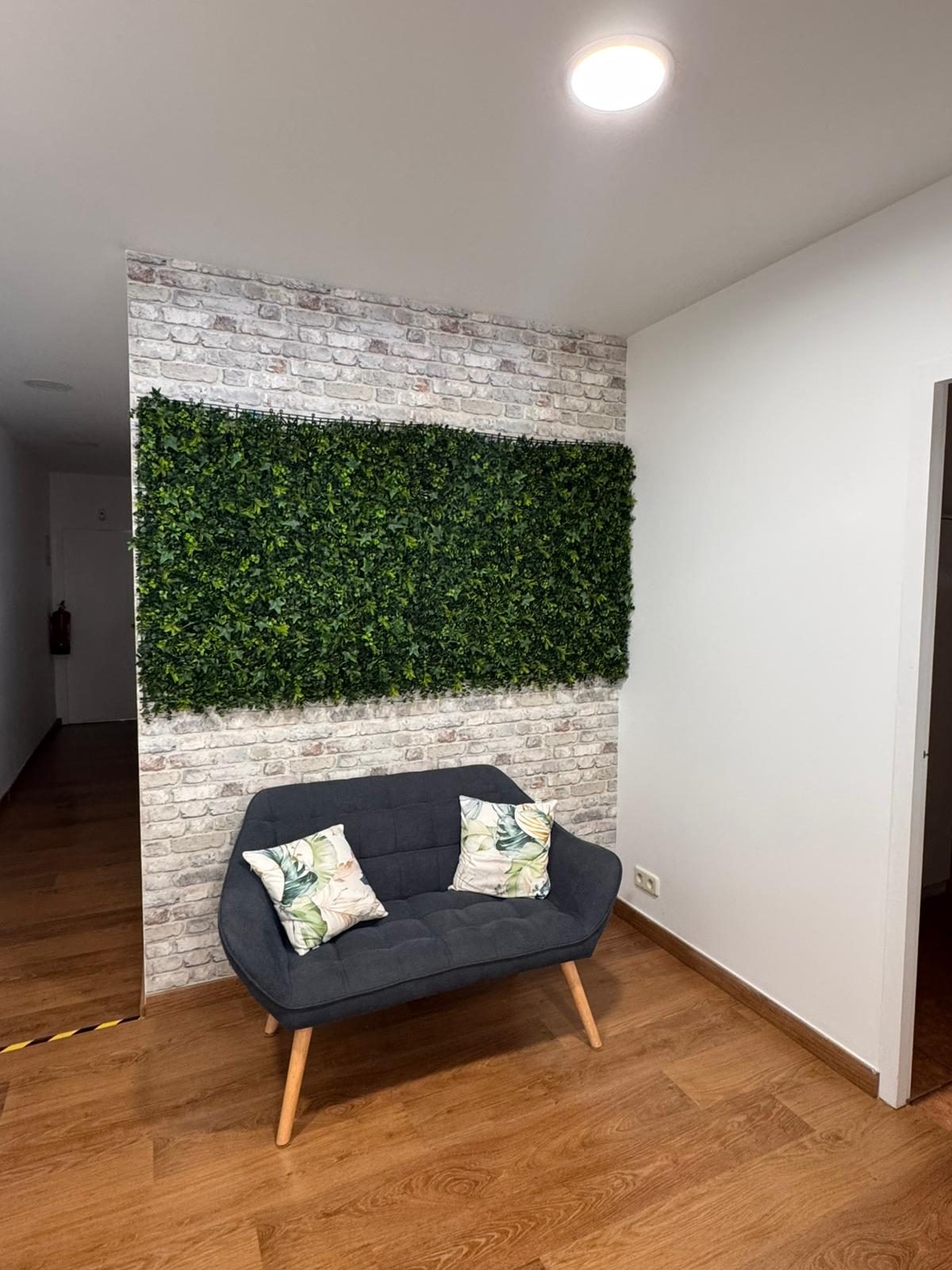 Sala de espera del centro de estética Maren en Cornellà